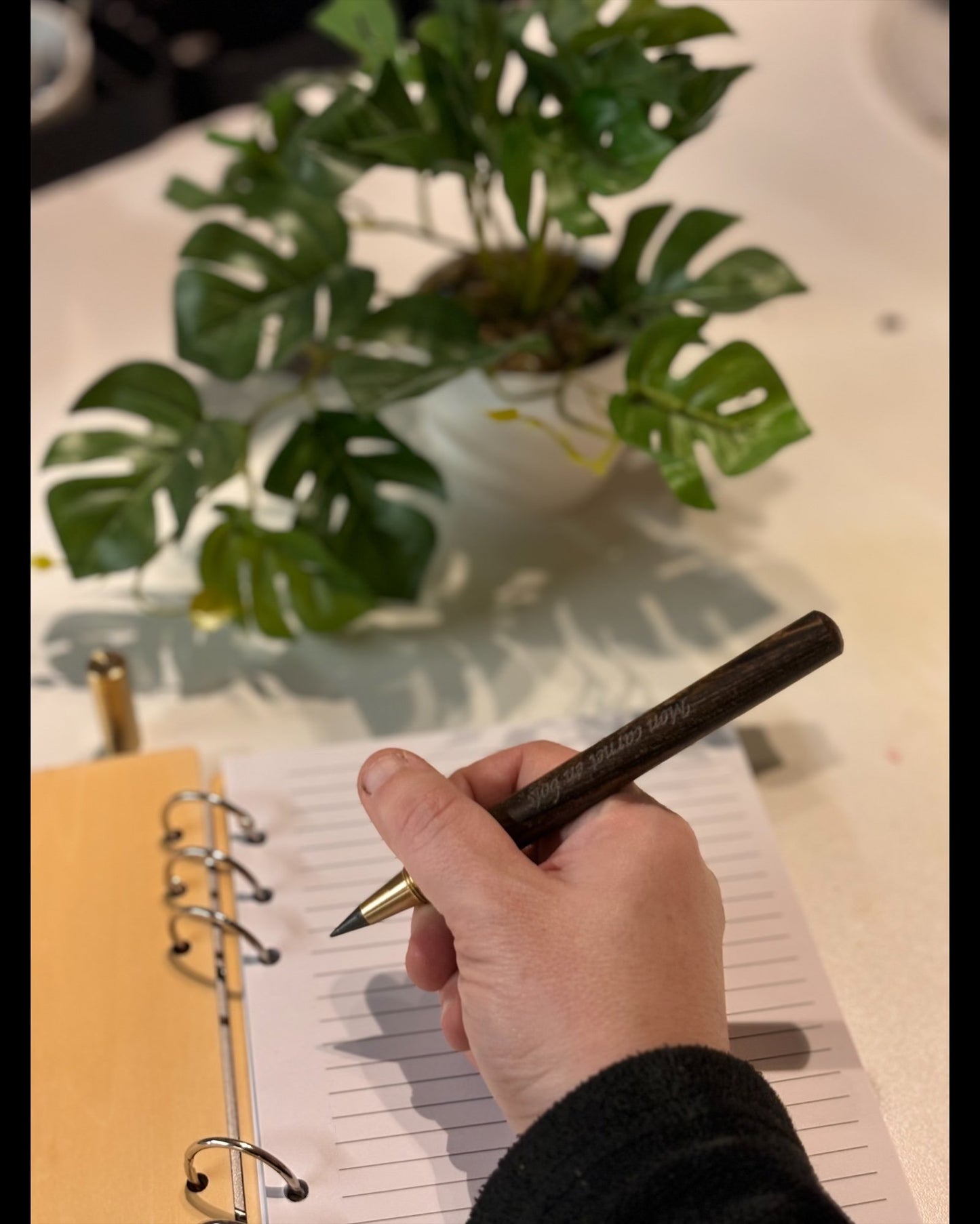 Crayon "Eternel"  pointe en metal avec main pour cahier et bloc note A5 graver au laser rechargeable et ecologique fabrication francaise et artisanale