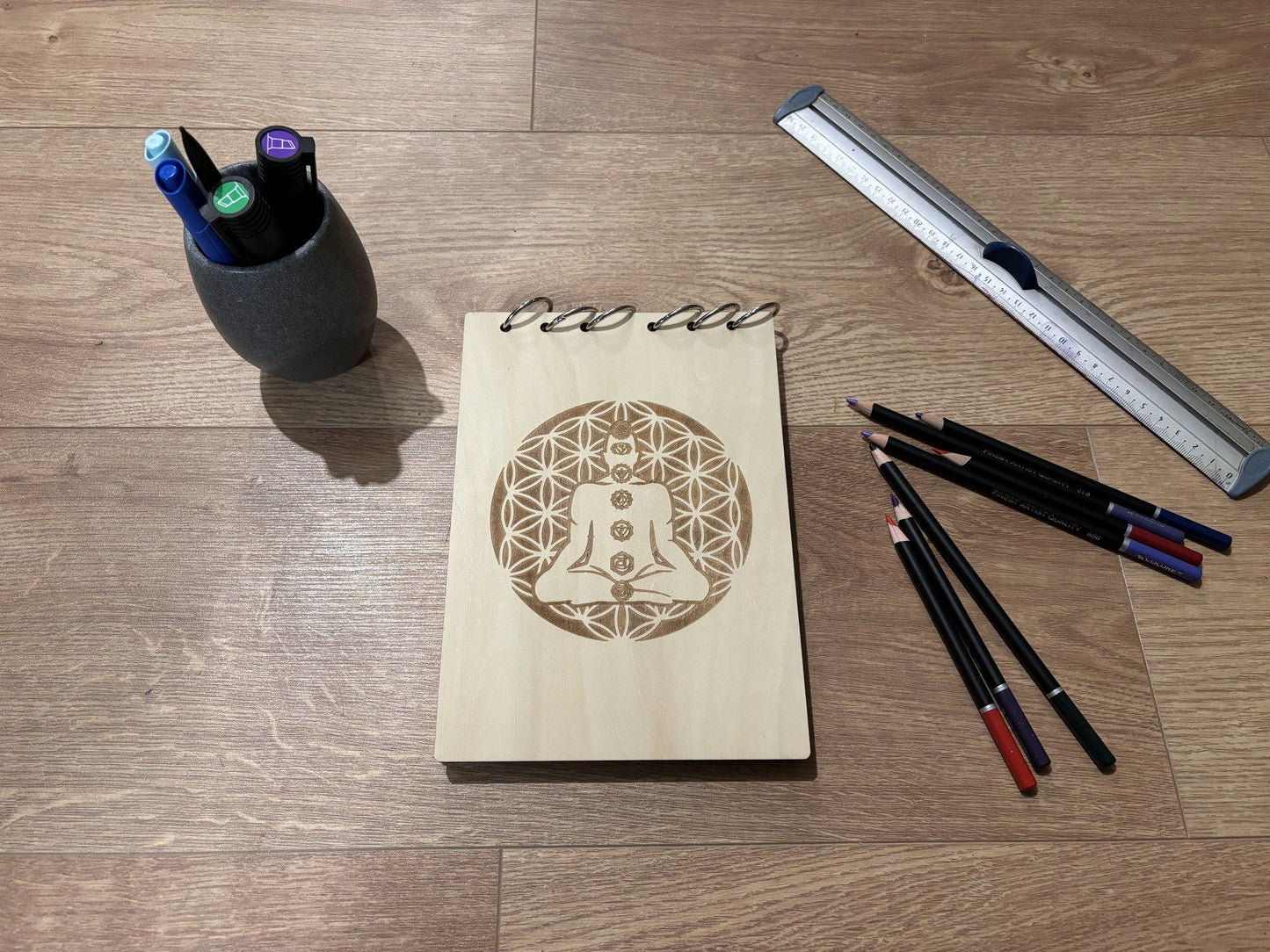 Bloc note A5 avec crayon  fleur de vie avec yogi graver au laser rechargeable et ecologique fabrication francaise et artisanale
