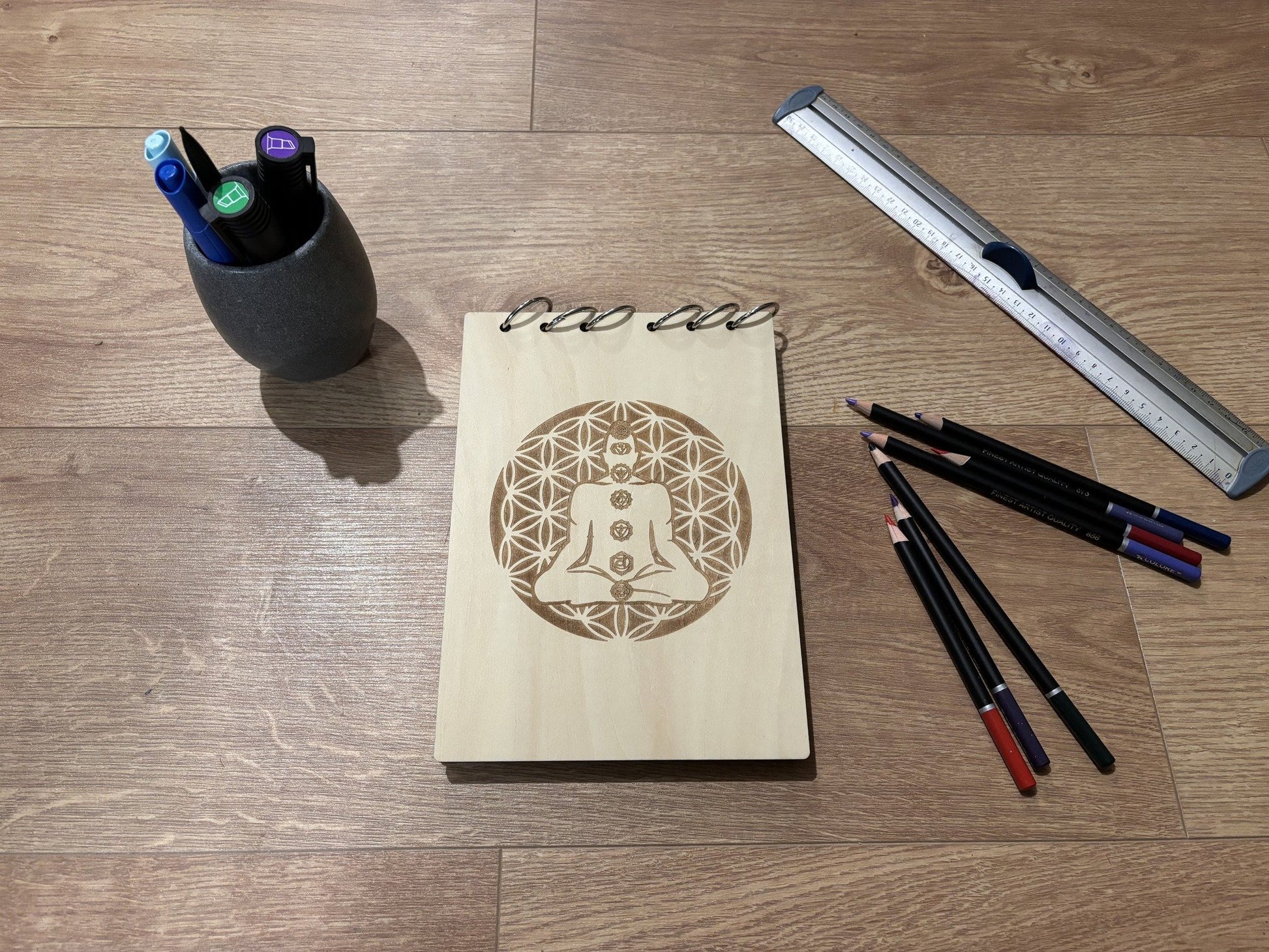 Bloc note A5 avec crayon  fleur de vie avec yogi graver au laser rechargeable et ecologique fabrication francaise et artisanale