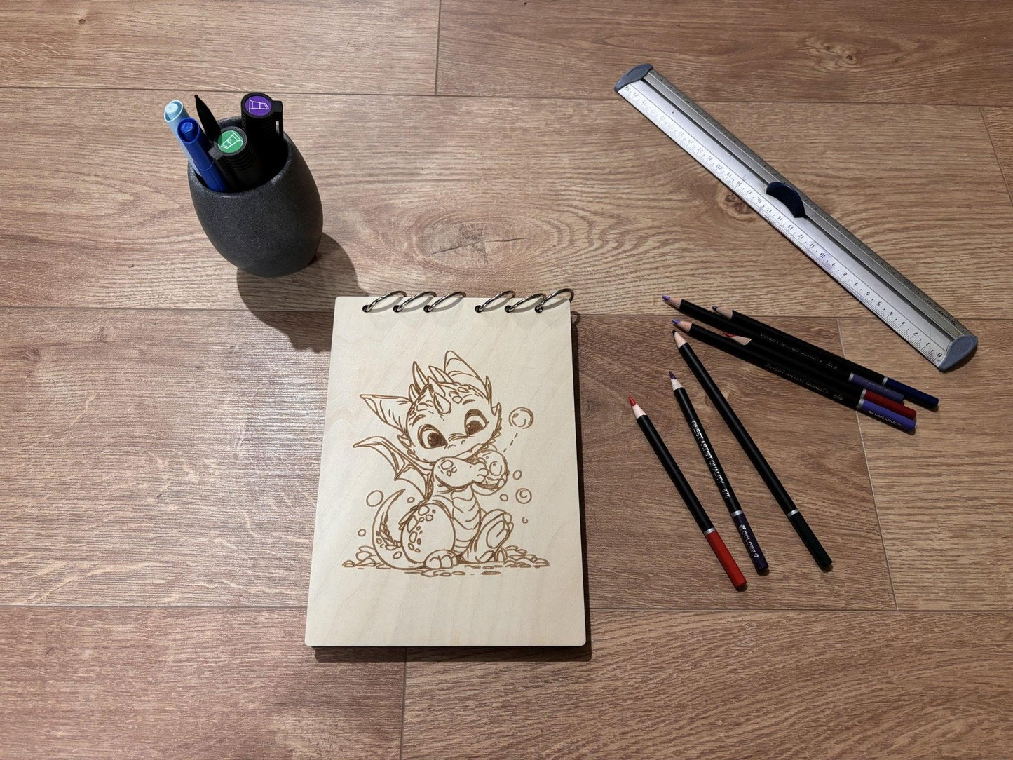 Bloc note  A5 avec crayon dragon avec une bulle dans les mains graver au laser rechargeable et ecologique fabrication francaise et artisanalebois