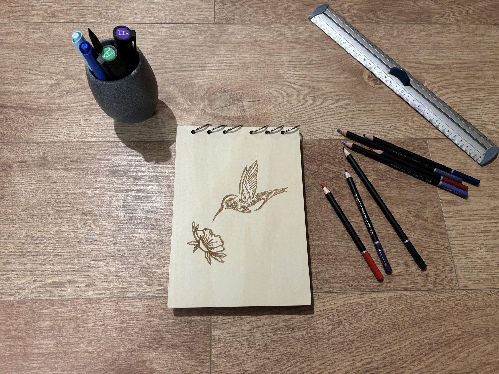 Bloc note  A5 avec crayon colibri sur une fleur graver au laser rechargeable et ecologique fabrication francaise et artisanale