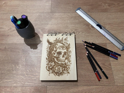 Bloc note  A5 avec crayon crâne entouré de fleurs graver au laser rechargeable et ecologique fabrication francaise et artisanale