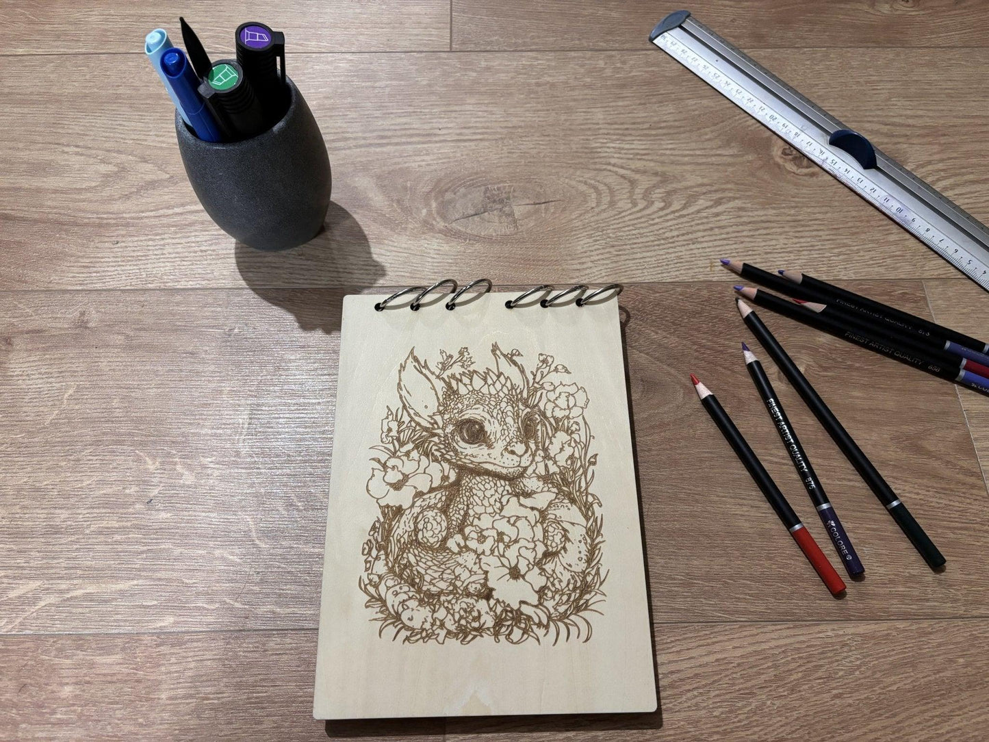 Bloc note  A5 avec crayons 
dragon dans les fleurs -graver au laser rechargeable et ecologique fabrication francaise et artisanale