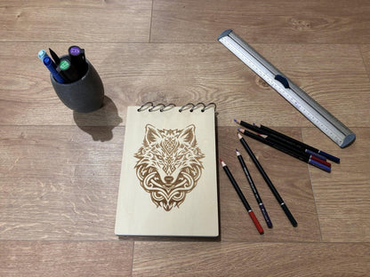 Bloc note A5 avec crayons  tête de loup graver au laser rechargeable et ecologique fabrication francaise et artisanale