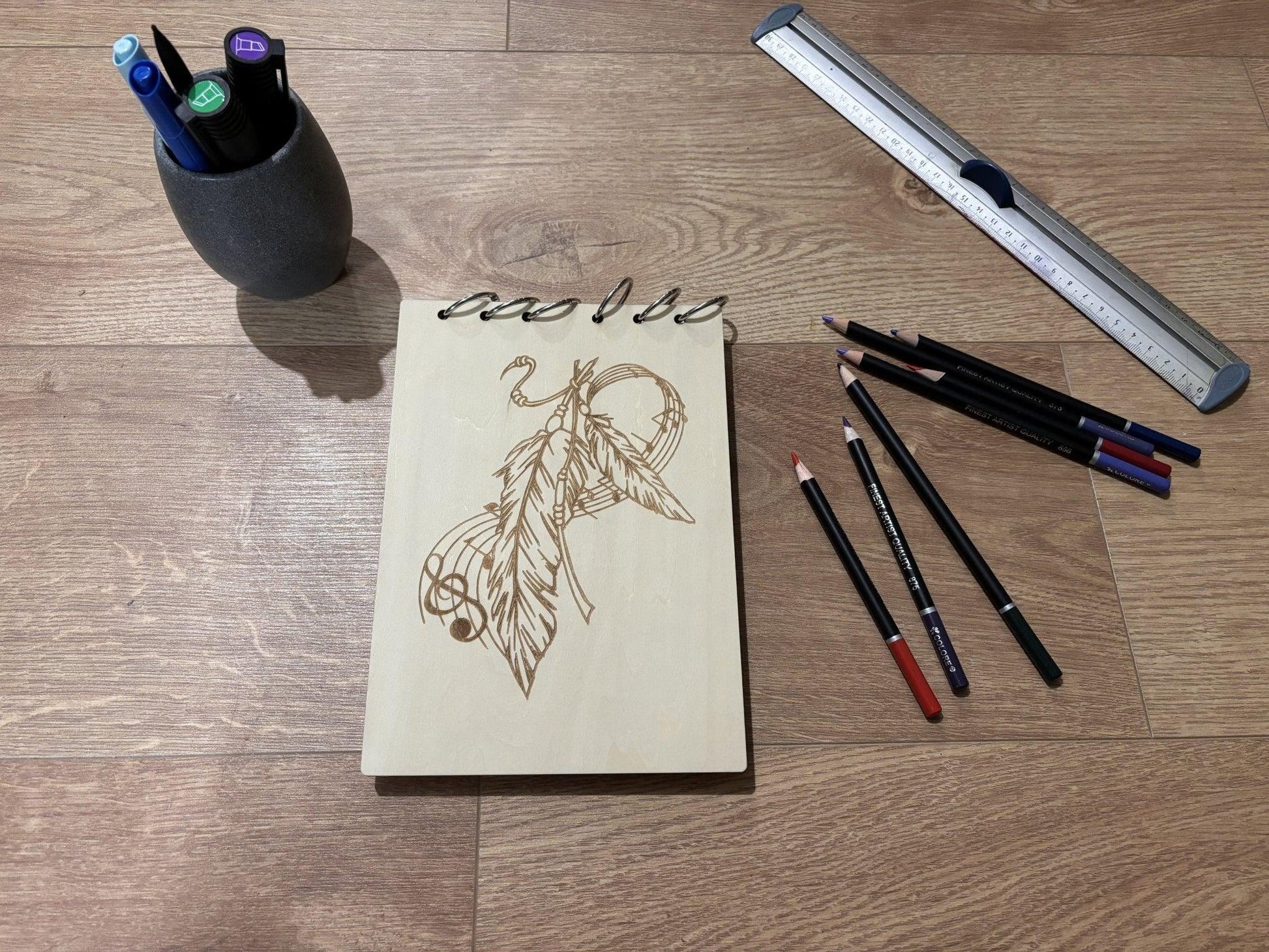 Bloc note A5 et crayon  plume et notes de musique graver au laser rechargeable et ecologique fabrication francaise et artisanale