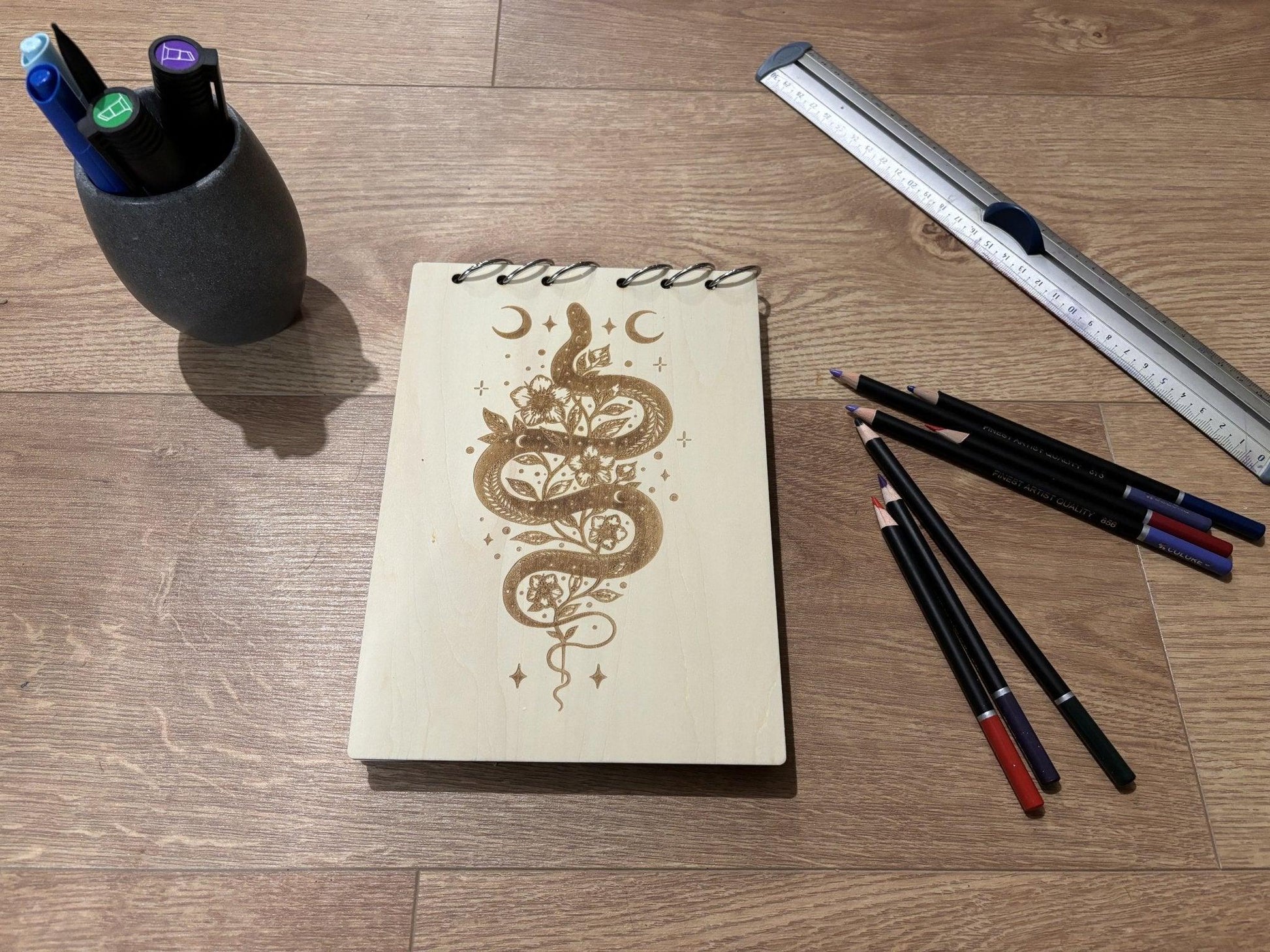 Bloc note  A5 avec crayon serpent avec lune et fleur graver au laser rechargeable et ecologique fabrication francaise et artisanale