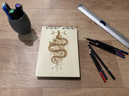 Bloc note  A5 avec crayon serpent avec lune et fleur graver au laser rechargeable et ecologique fabrication francaise et artisanale