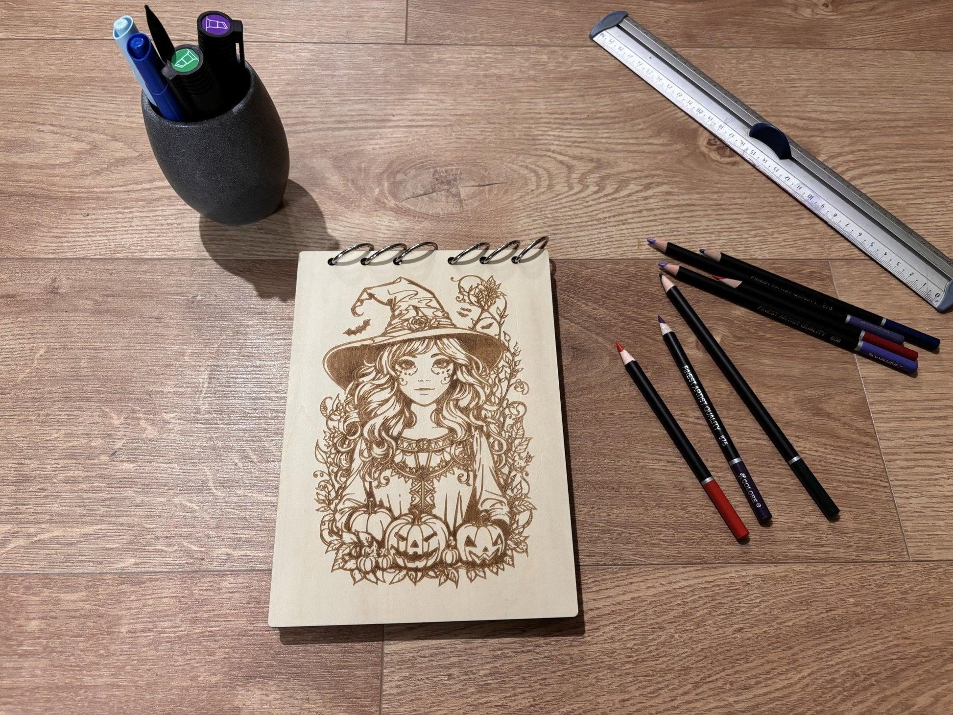 Bloc note A5 avec crayon  sorcière avec citrouilles graver au laser rechargeable et ecologique fabrication francaise et artisanale