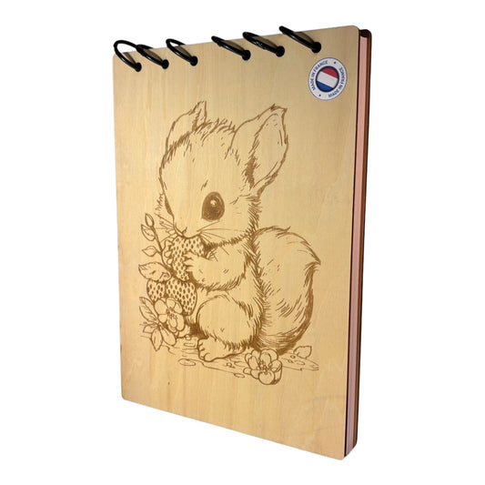 Bloc note A5  écureuil avec son fruit -graver au laser rechargeable et ecologique fabrication francaise et artisanale