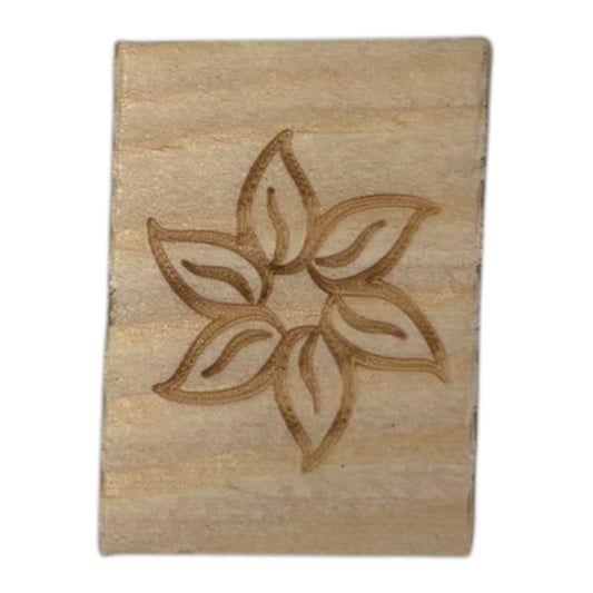Tampon en bois fleur de fabrication artisanale par mon carnet en bois pour bullet journal et loisir créatif
