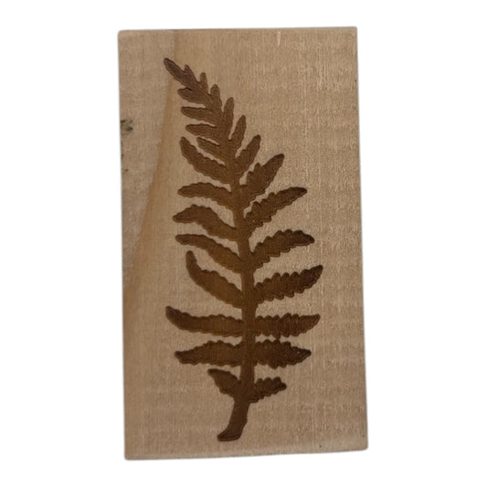Tampon en bois Fougère  de fabrication artisanale par mon carnet en bois pour bullet journal et loisir créatif