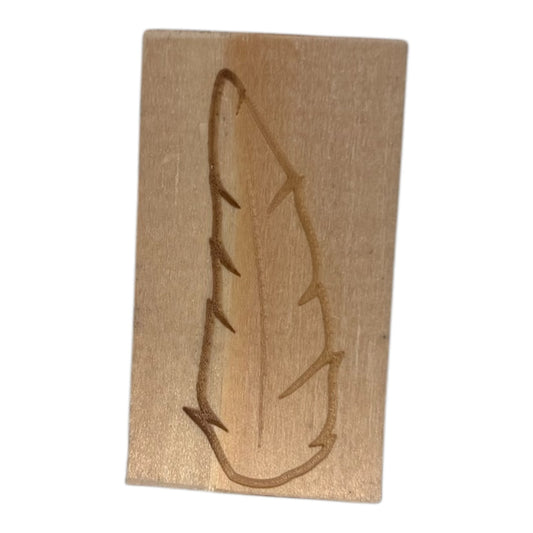 Tampon en bois plumes 1 de fabrication artisanale par mon carnet en bois pour bullet journal et loisir créatif