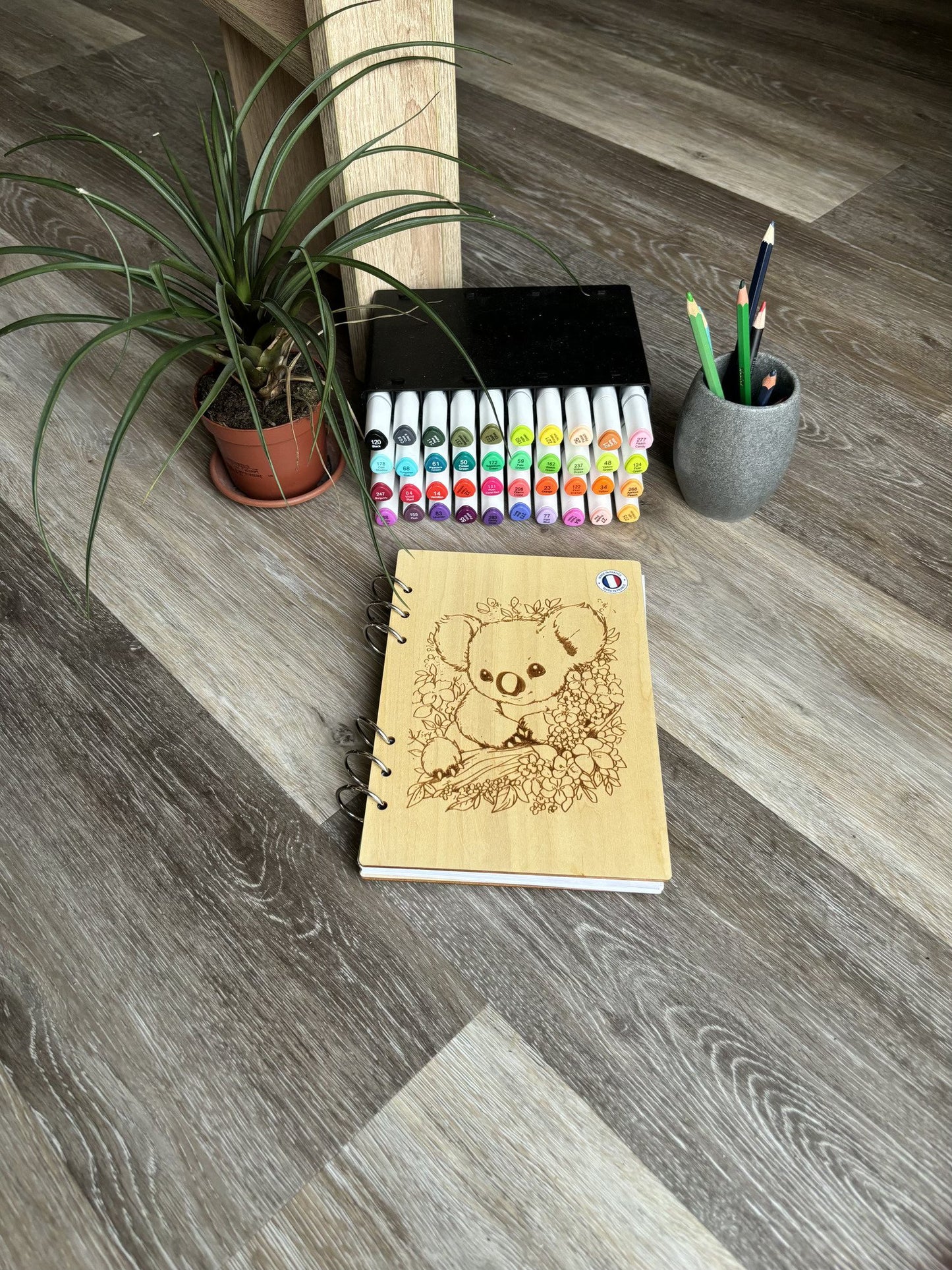 Cahier A5  avec feutres koala avec fleurs - -graver au laser rechargeable et ecologique fabrication francaise et artisanale