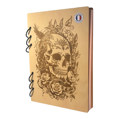 Cahier A5  crâne entouré de fleurs graver au laser rechargeable et ecologique fabrication francaise et artisanale