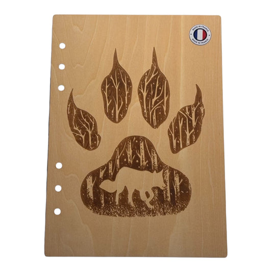 Couverture cahier  A5 Patte de loup avec silhouette de loup et forêt à l'intérieur graver au laser rechargeable et ecologique fabrication francaise et artisanale